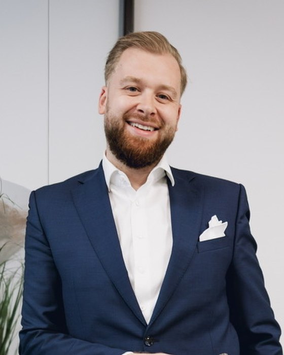 Tobias Mantsch im dunkelblauen Sakko in der Agentur